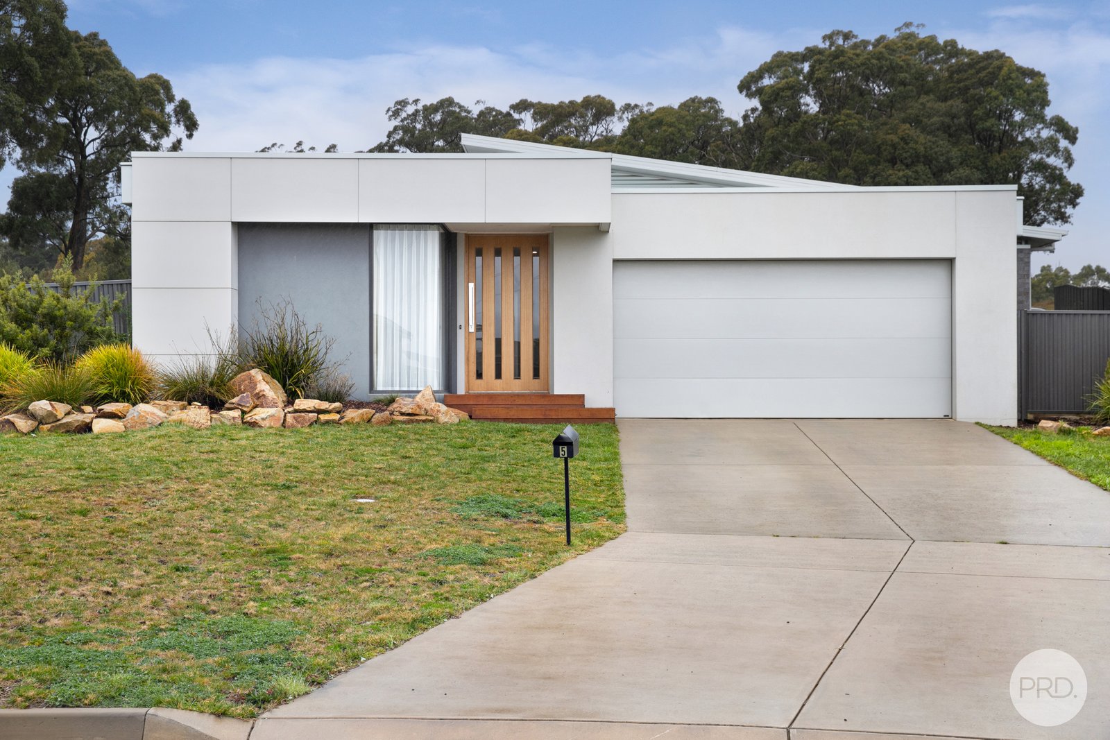 5 Holmsgarth Court BROWN HILL 1