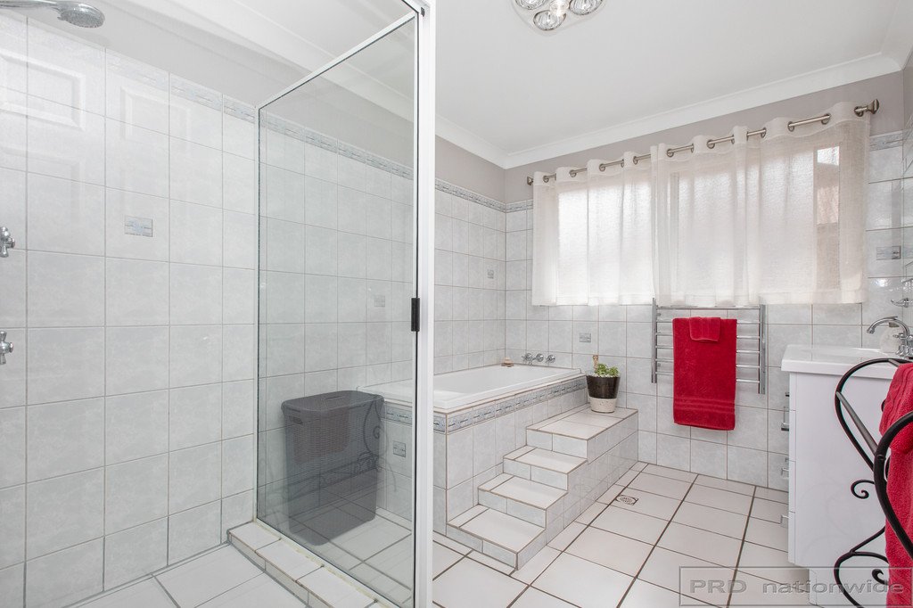 5 Jodi Close TENAMBIT 16