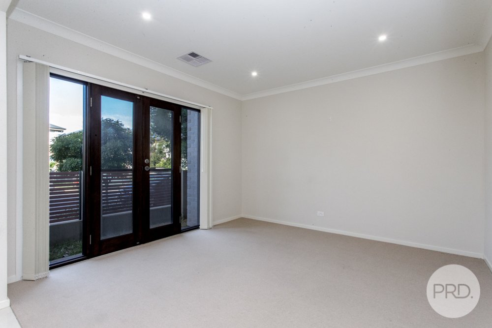 5 Lakeside Parade JORDAN SPRINGS 3