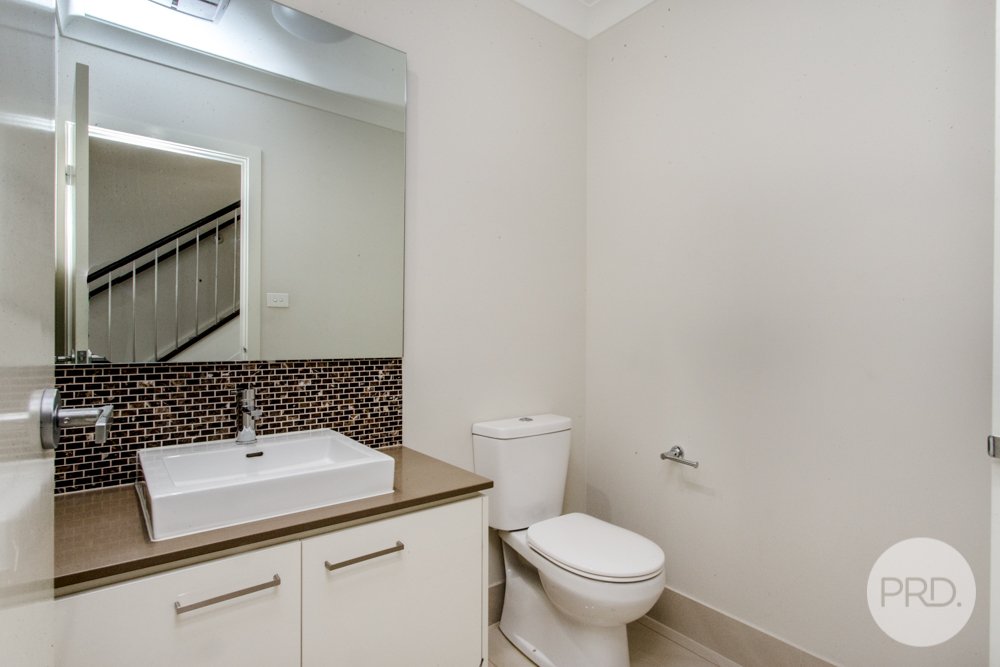 5 Lakeside Parade JORDAN SPRINGS 4