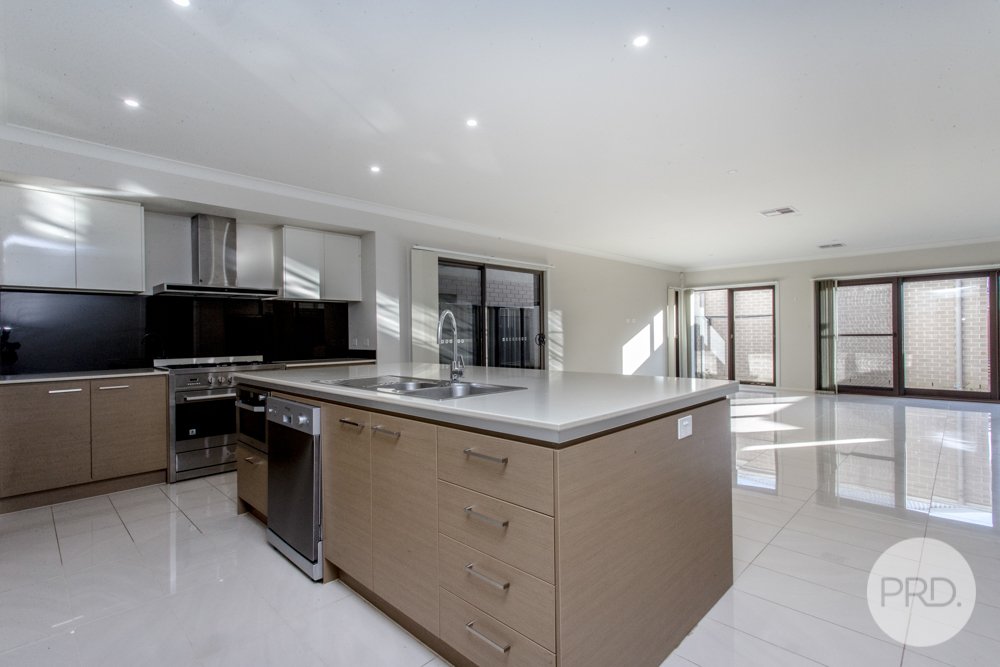 5 Lakeside Parade JORDAN SPRINGS 5