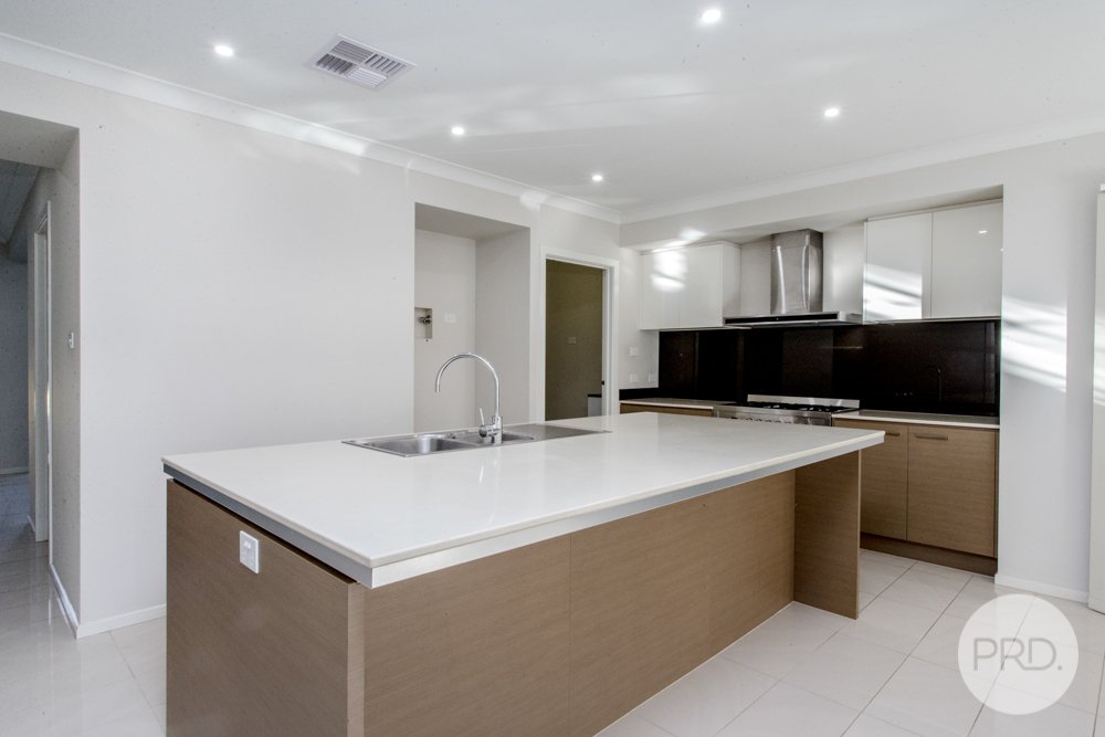 5 Lakeside Parade JORDAN SPRINGS 6