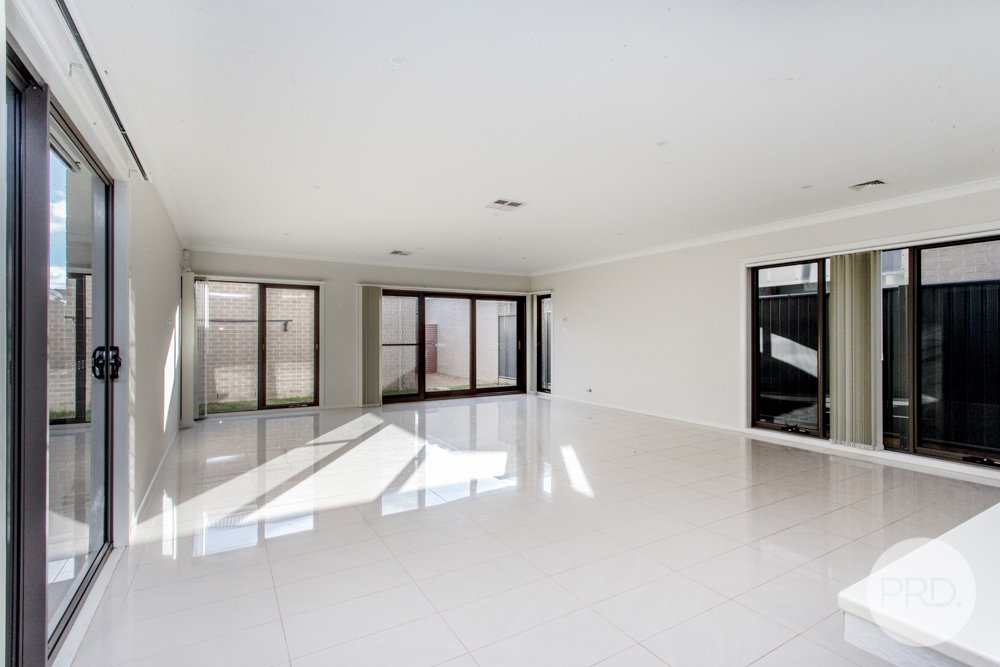 5 Lakeside Parade JORDAN SPRINGS 9