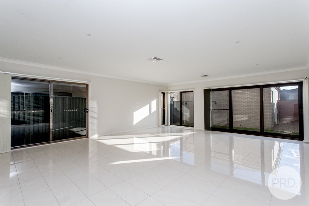 5 Lakeside Parade JORDAN SPRINGS 11