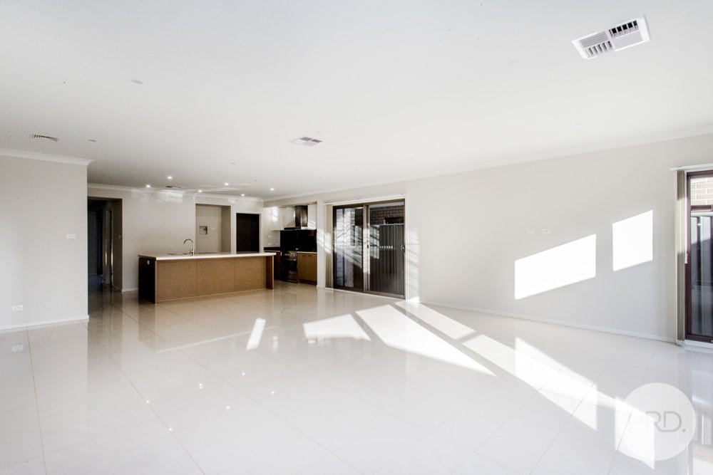 5 Lakeside Parade JORDAN SPRINGS 12