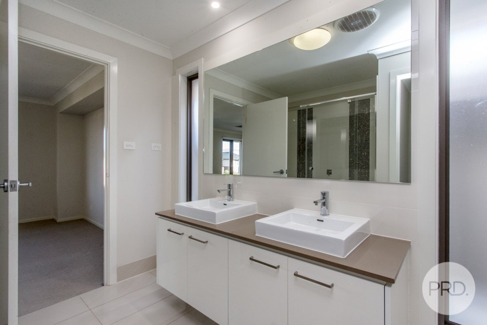 5 Lakeside Parade JORDAN SPRINGS 14