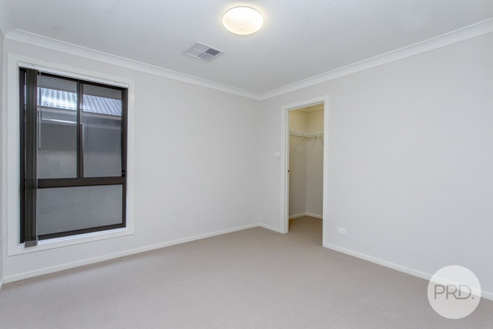 5 Lakeside Parade JORDAN SPRINGS 16