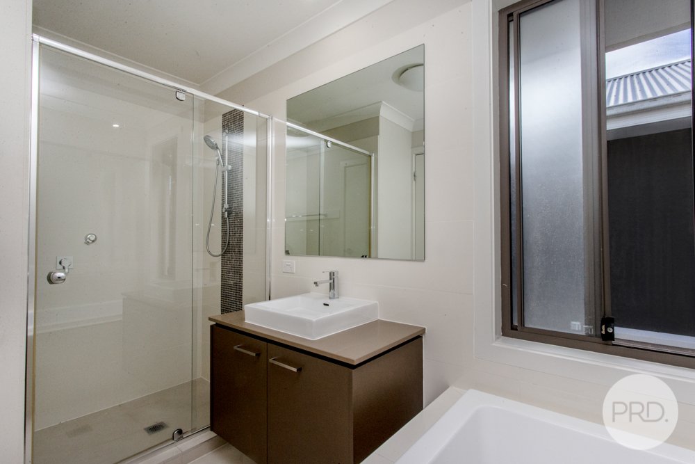 5 Lakeside Parade JORDAN SPRINGS 18