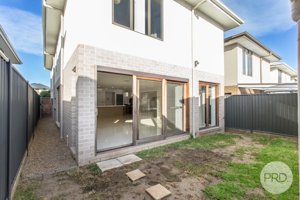 5 Lakeside Parade JORDAN SPRINGS 20