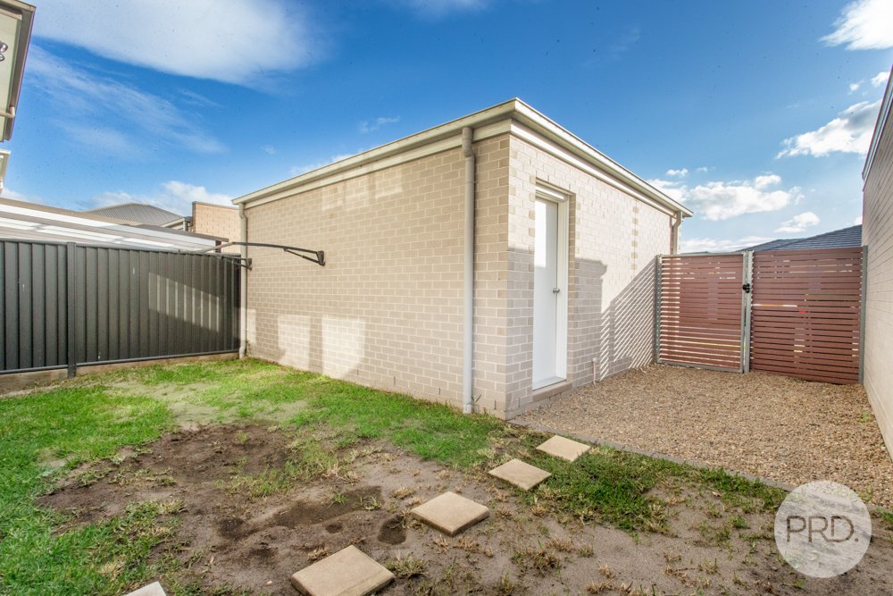 5 Lakeside Parade JORDAN SPRINGS 21