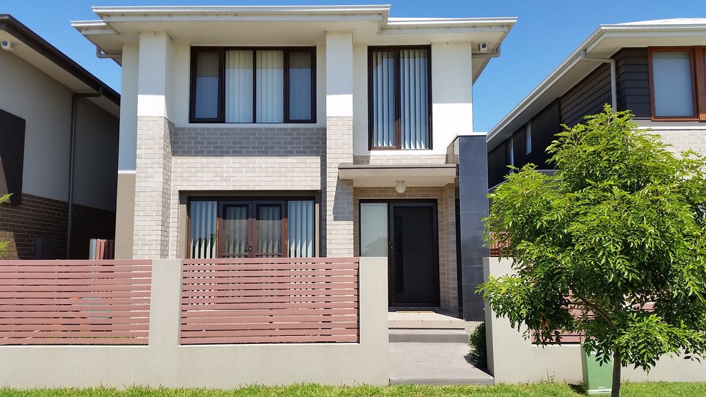 5 Lakeside Parade JORDAN SPRINGS 1