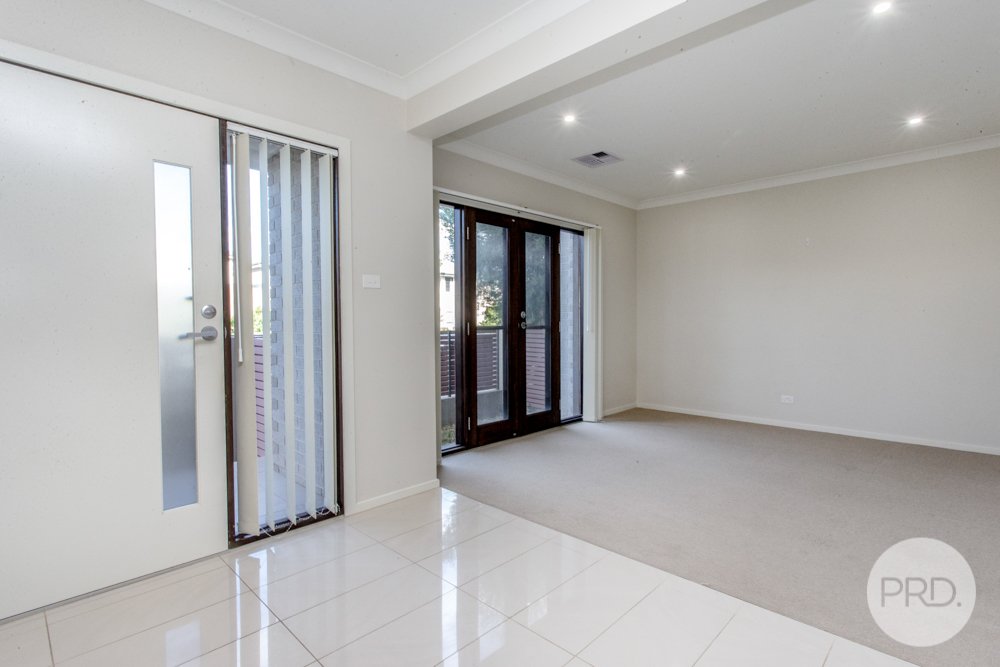 5 Lakeside Parade JORDAN SPRINGS 2