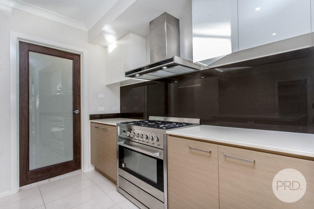 5 Lakeside Parade JORDAN SPRINGS 7