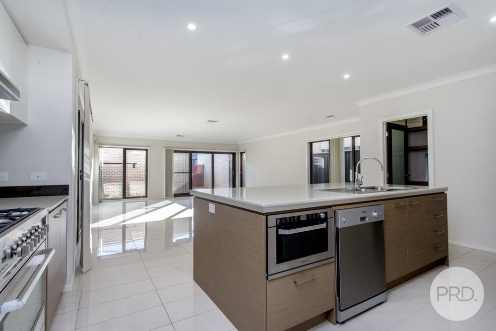 5 Lakeside Parade JORDAN SPRINGS 8