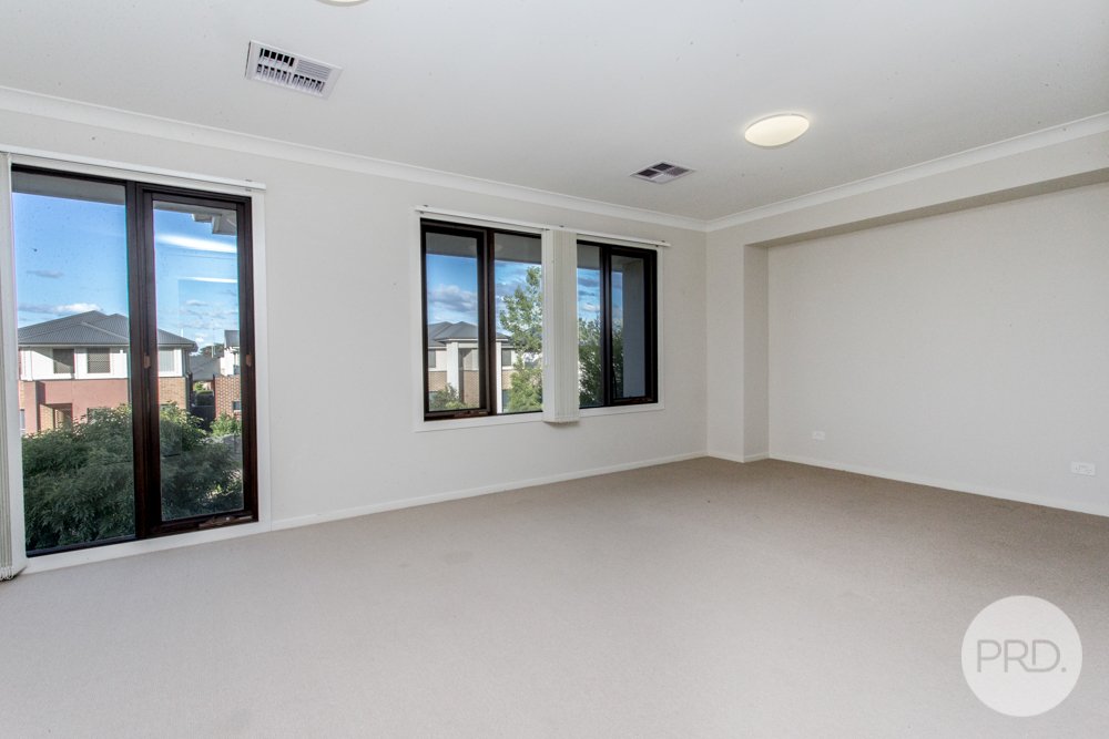 5 Lakeside Parade JORDAN SPRINGS 13