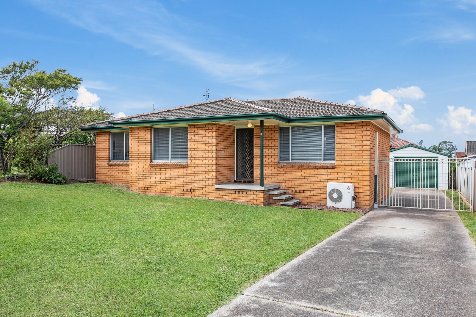 5 Meehan Close THORNTON 1
