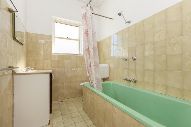 5 Preston Avenue TAMWORTH 6
