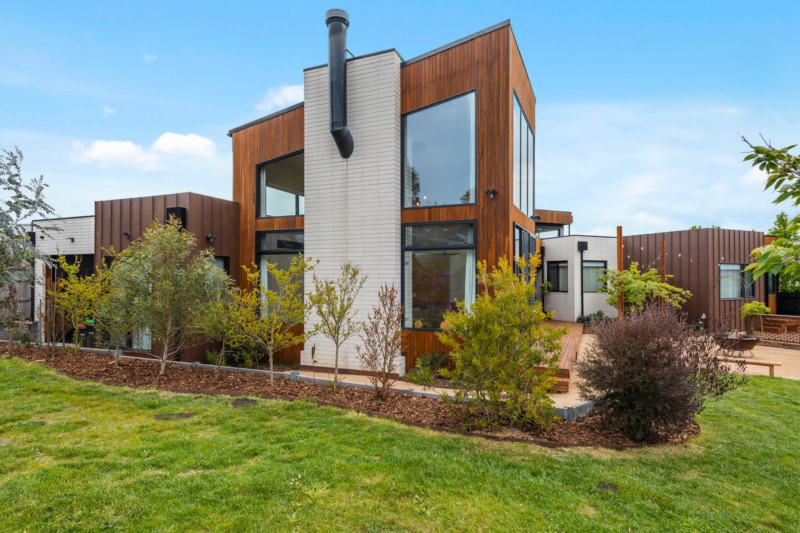 Real Estate and Property in 5 Sproule Place, Woodend, VIC