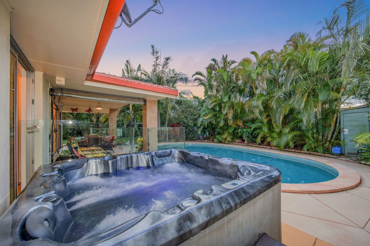 5 Tern Drive BURLEIGH WATERS 17
