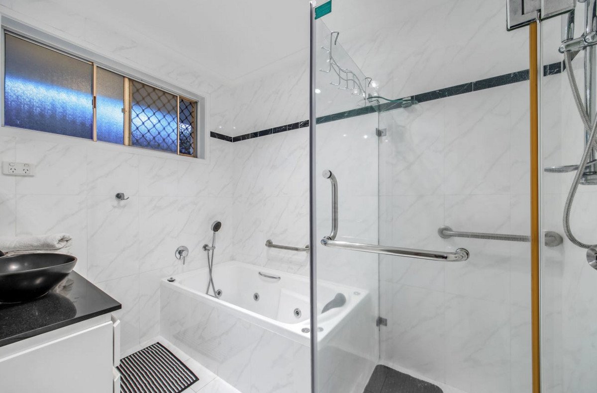 5 Tern Drive BURLEIGH WATERS 18