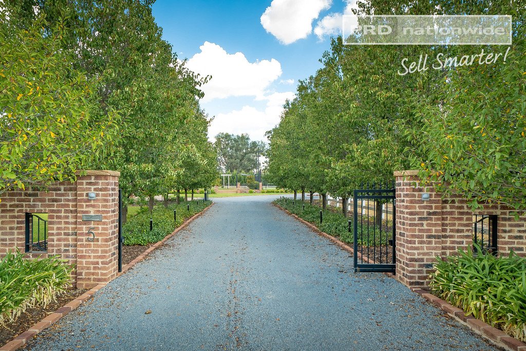 5 Veronica Place LAKE ALBERT 2