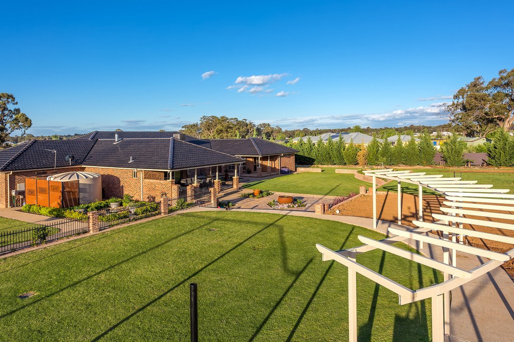 5 Veronica Place LAKE ALBERT 16
