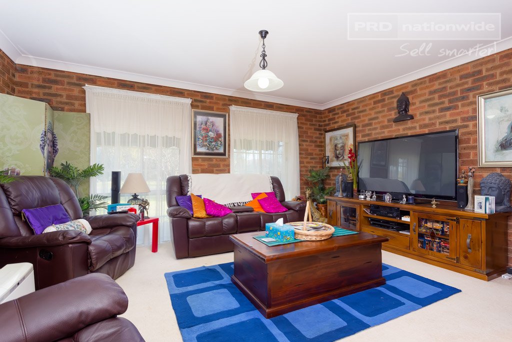 5 Warrambool Crescent GLENFIELD PARK 3