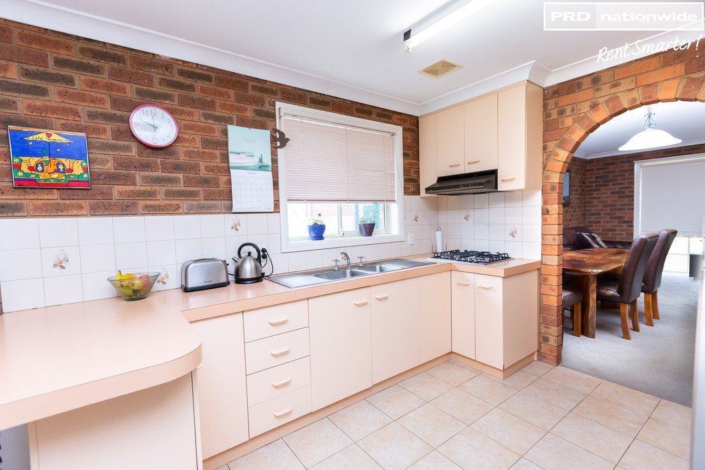 5 Warrambool Crescent GLENFIELD PARK 3