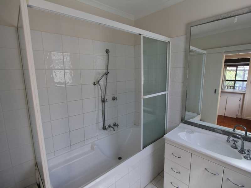 5 Wilson Street LABRADOR 8