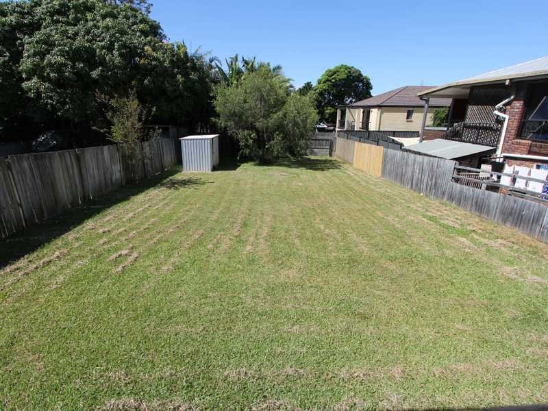 5 Wilson Street LABRADOR 12