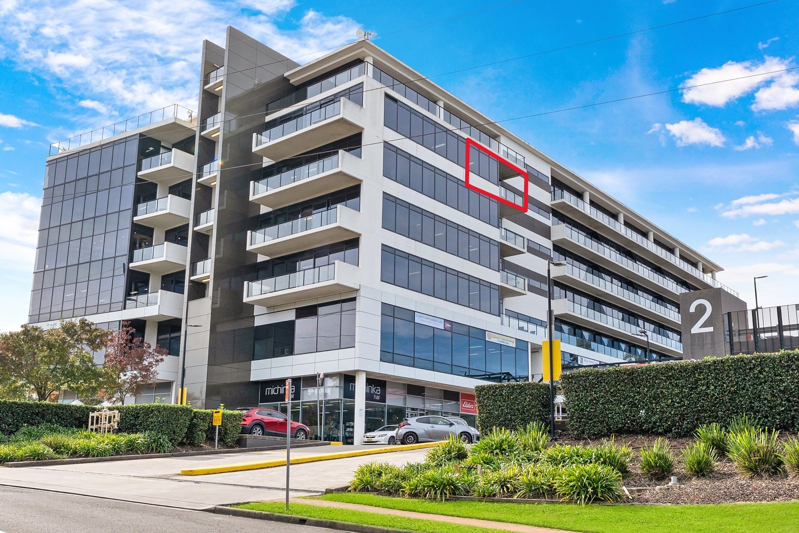 5.01/2 - 8 Brookhollow Avenue NORWEST 11