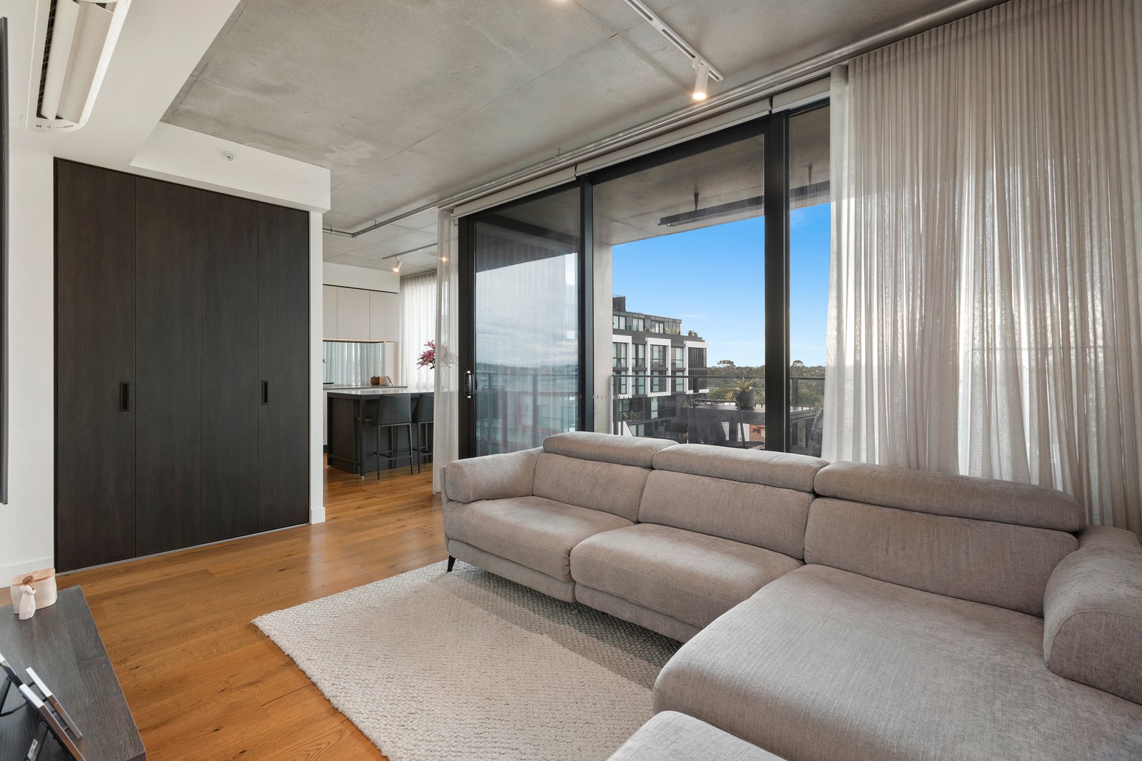 Gallery: 501/324 Centre Road