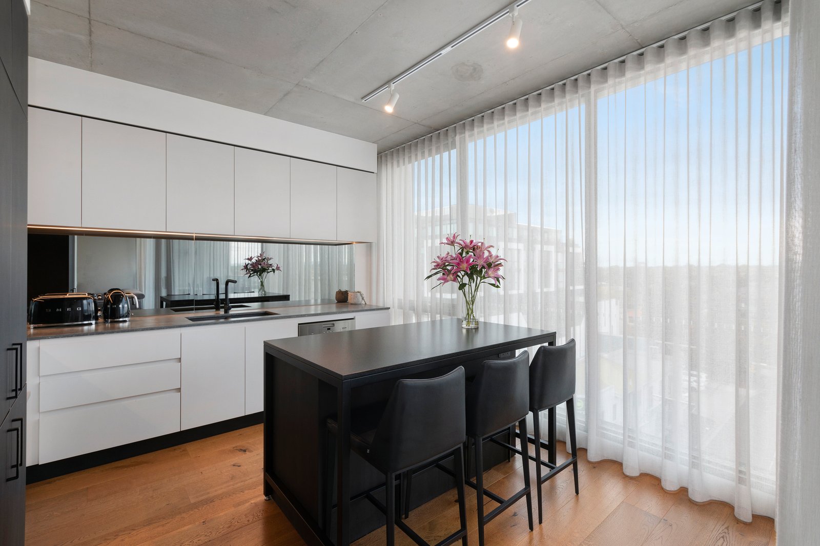 Gallery: 501/324 Centre Road