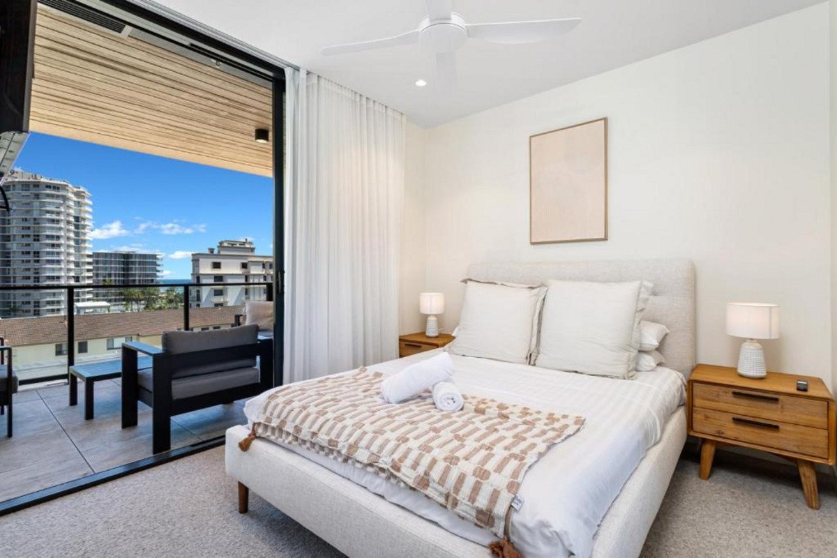 502/4 Seventeenth Avenue Palm Beach 12