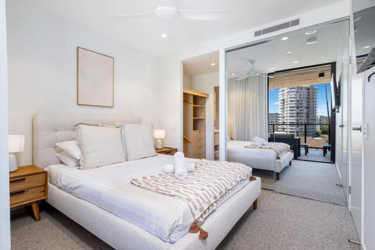 502/4 Seventeenth Avenue Palm Beach 13
