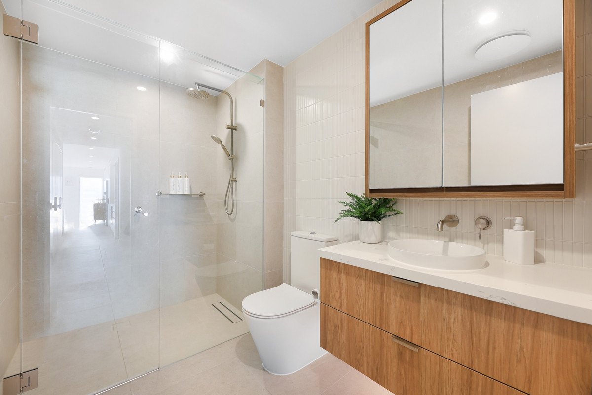 502/4 Twenty First Avenue Palm Beach 20