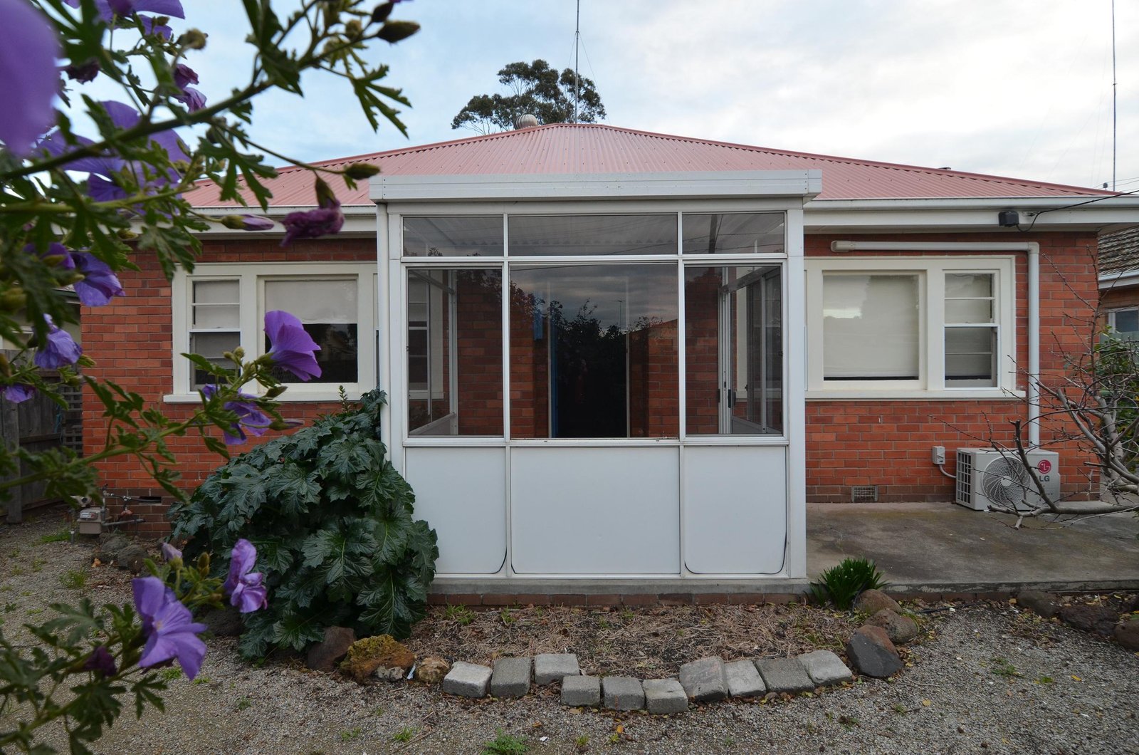 Photos: 507 Thompson Road
