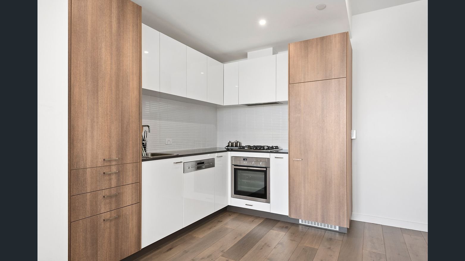 Gallery: 507/220 Bay Road