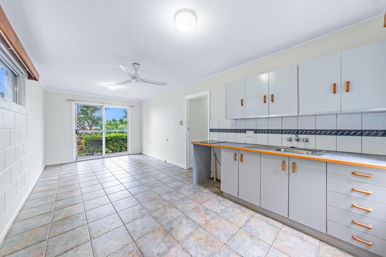 51 Airlie Crescent AIRLIE BEACH 8