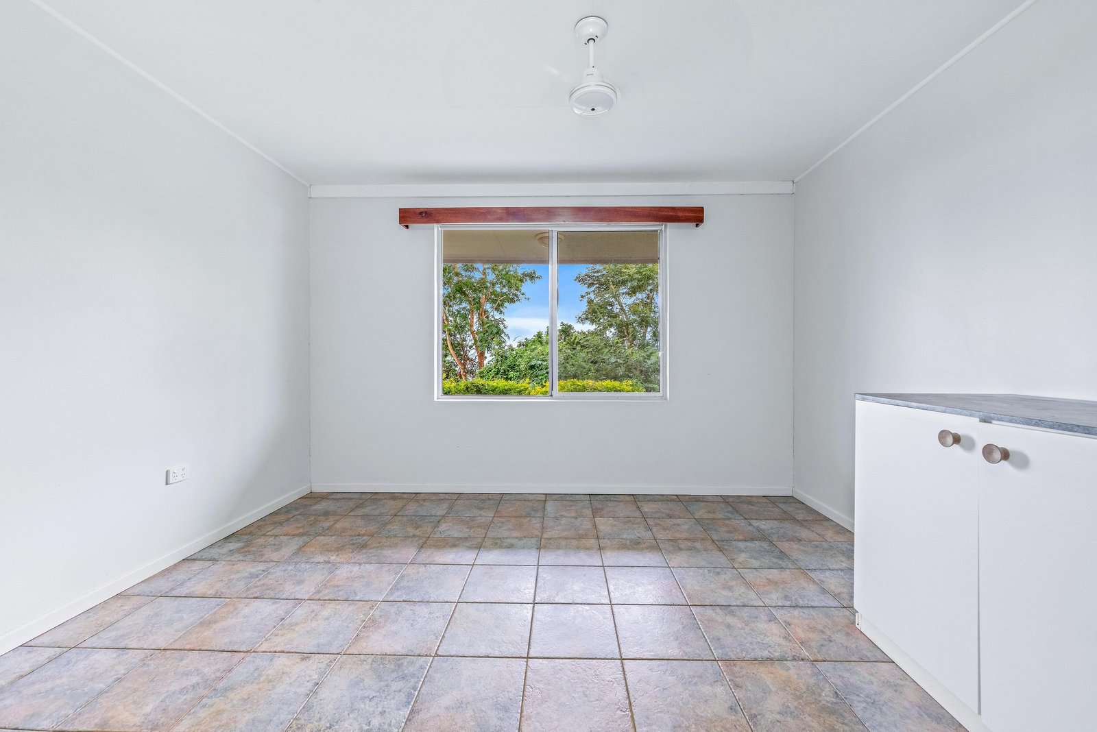 51 Airlie Crescent AIRLIE BEACH 9