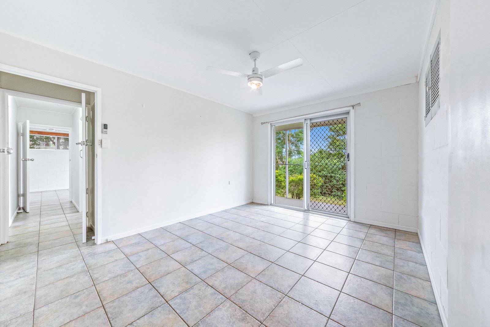 51 Airlie Crescent AIRLIE BEACH 16