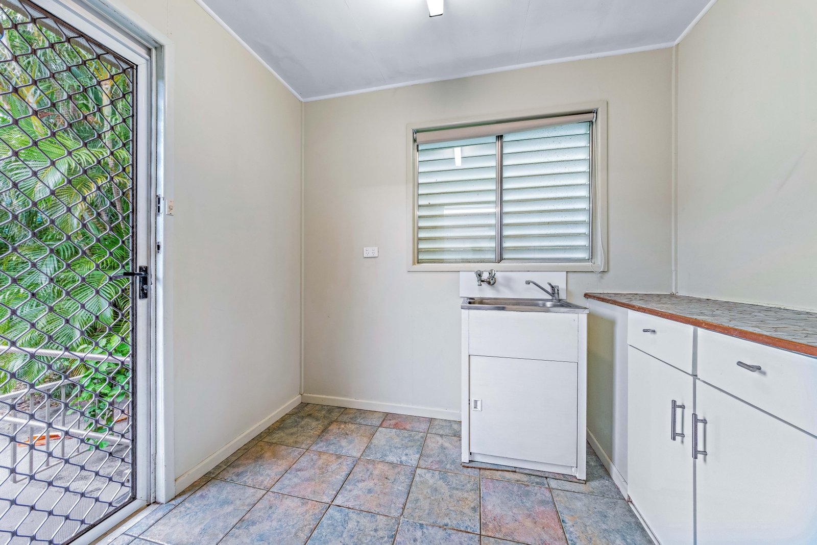 51 Airlie Crescent AIRLIE BEACH 21