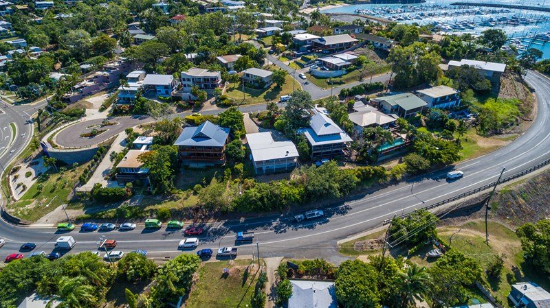 51 Airlie Crescent AIRLIE BEACH 17