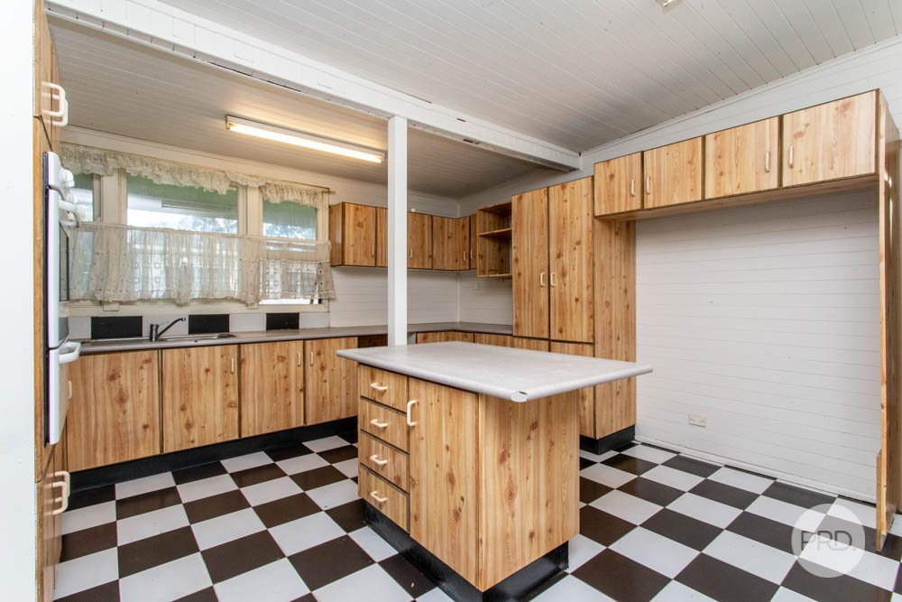 51 Fourth Avenue LLANDILO 4