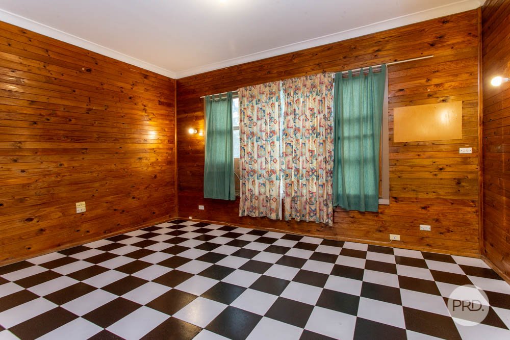 51 Fourth Avenue LLANDILO 7