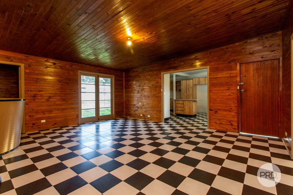 51 Fourth Avenue LLANDILO 8