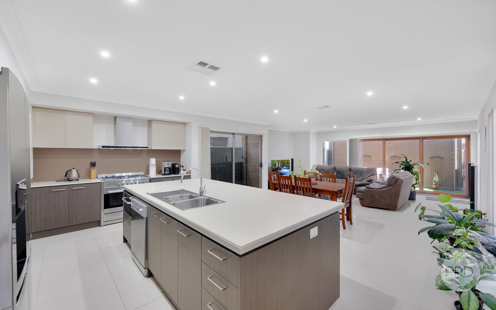 51 Lakeside Parade JORDAN SPRINGS 4