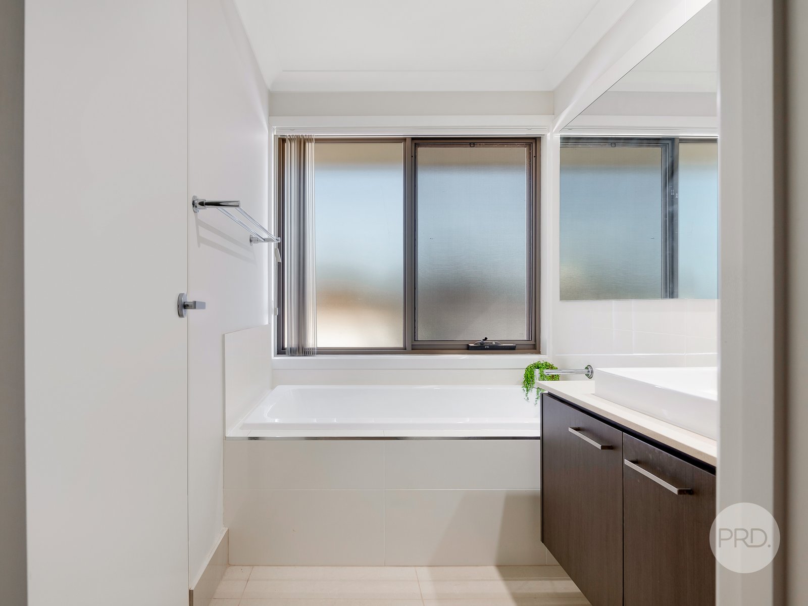 51 Lakeside Parade JORDAN SPRINGS 11