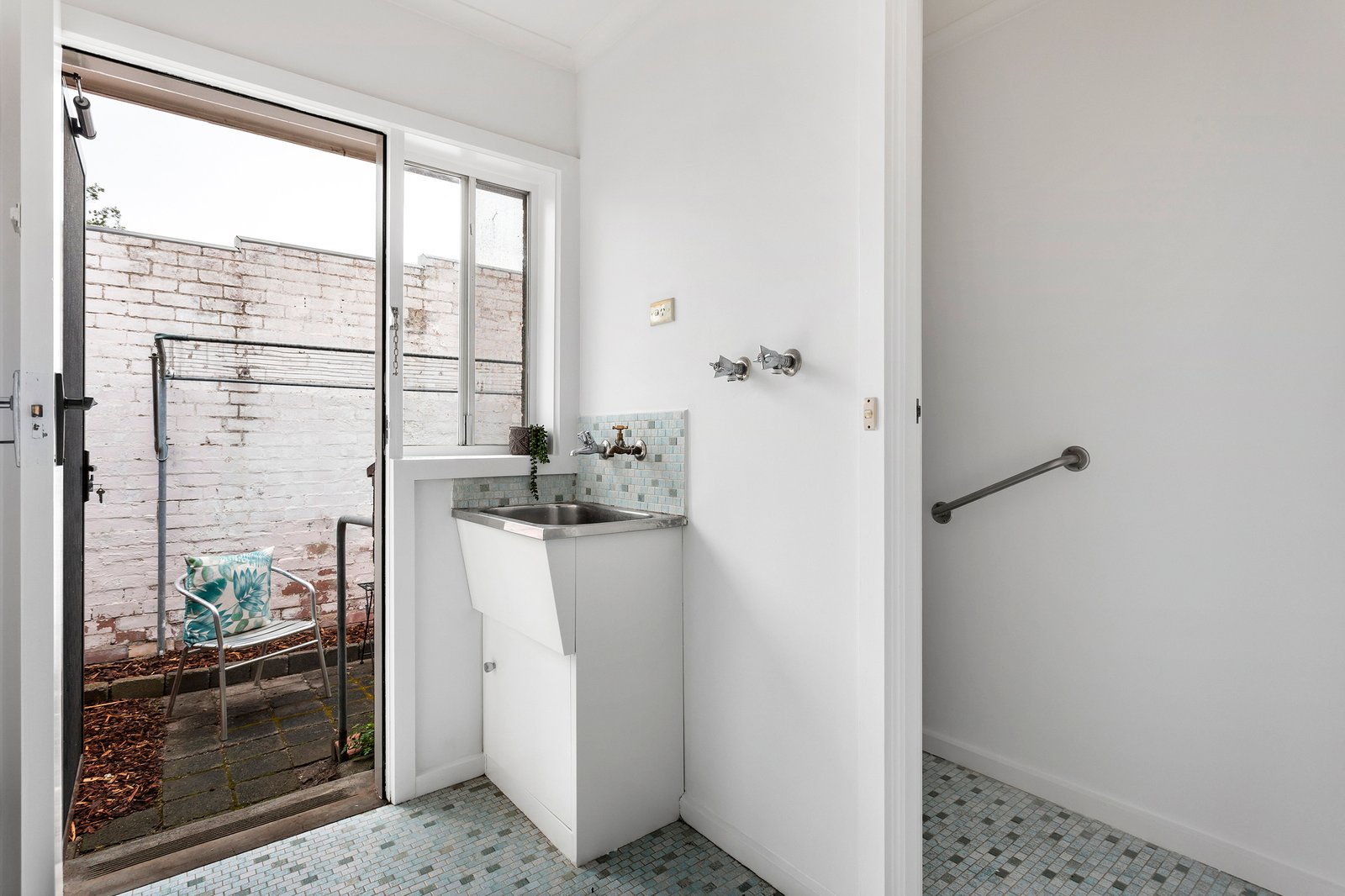 Real Estate and Property in 5/10 Wattle Grove, Mckinnon, VIC