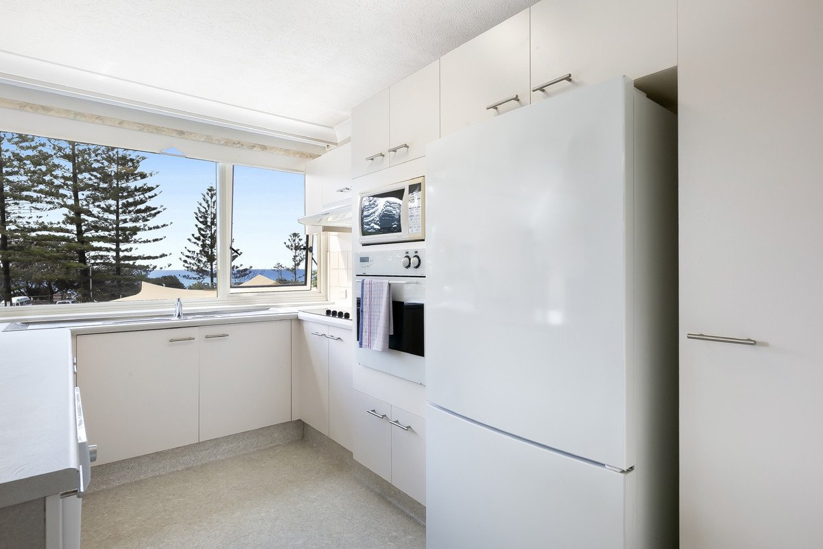 5/114 The Esplanade BURLEIGH HEADS 8